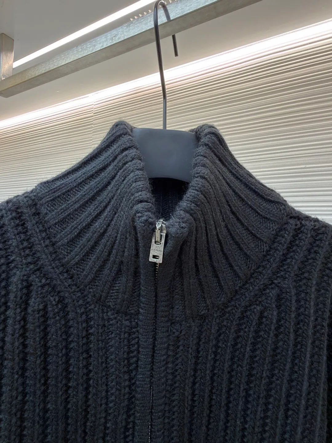 Acne Studios embroidered zipper sweater jacket ●Original version: purchased and developed for 8500 ●Item number: 1682074-B95 ●Fabric: wool blended fabric ●Technology: embroidery production ●Color: black ●Version: fitted version ●Weight: about 1795 grams ●Size: S-M-L-XL ●Description: Custom-woven mellow black woolen texture material, full texture, thick and solid Every inch of fiber contains heavy warmth. The main color is rich black, exuding an irresistible charm. The longitudinal knitted lines on the front panel are more profound and three-dimensional. The exquisite zipper design is cleverly integrated into the knitted jacket, making the jacket instantly revitalized. The white embroidered logo on the back panel jumps out on the black in an elegant manner, carrying the brand's story and history. The heavy texture texture shows its luxurious charm everywhere. It shows a unique fashion attitude in minimalism and uses imported machine embroidery technology. It uses advanced computer control systems and precision mechanical components to realize Acne's seasonal embroidery logo operations with high precision. The lines are smooth and delicate. The garments are washed with softening and deodorizing technology. Professional washing equipment and specific detergents are used to deeply clean and deodorize the clothes to improve the feel and appearance of the clothes. The overall wiring is straight and delicate, the fabric is comfortable and soft, and the color is consistent without color difference. It can be matched with the same style to create a fashionable look and control various occasions. Customized accessories, complete with three standards, same style for men and women!